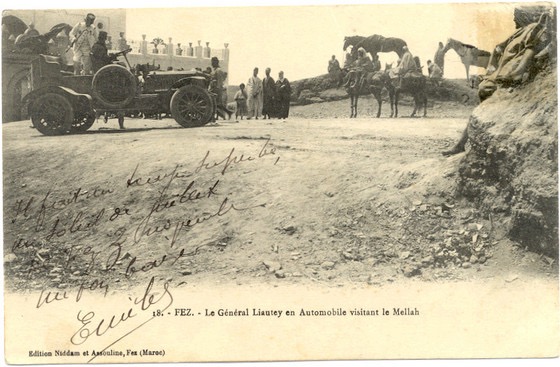 Gen. Lyautey visitant le Mellah 1913.jpg