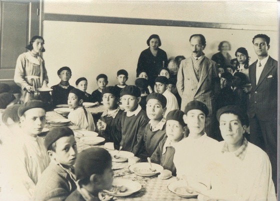 Em Habanim 1930d repas pauvres.jpg